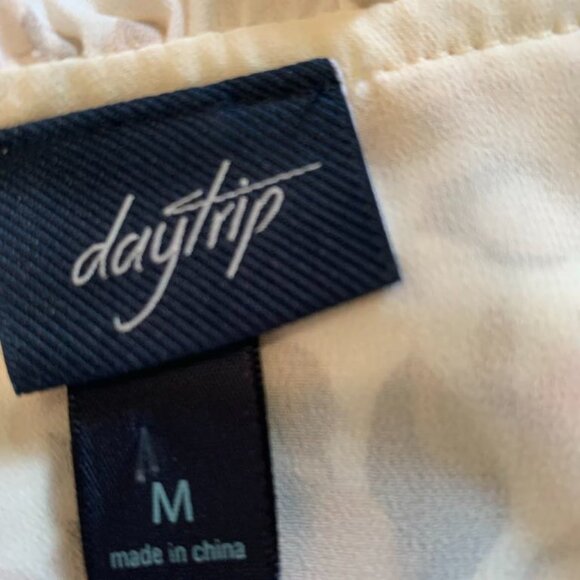 DAYTRIP Neutral Figure Flattering Floral Long Sleeve Top Size Medium - Picture 3 of 8